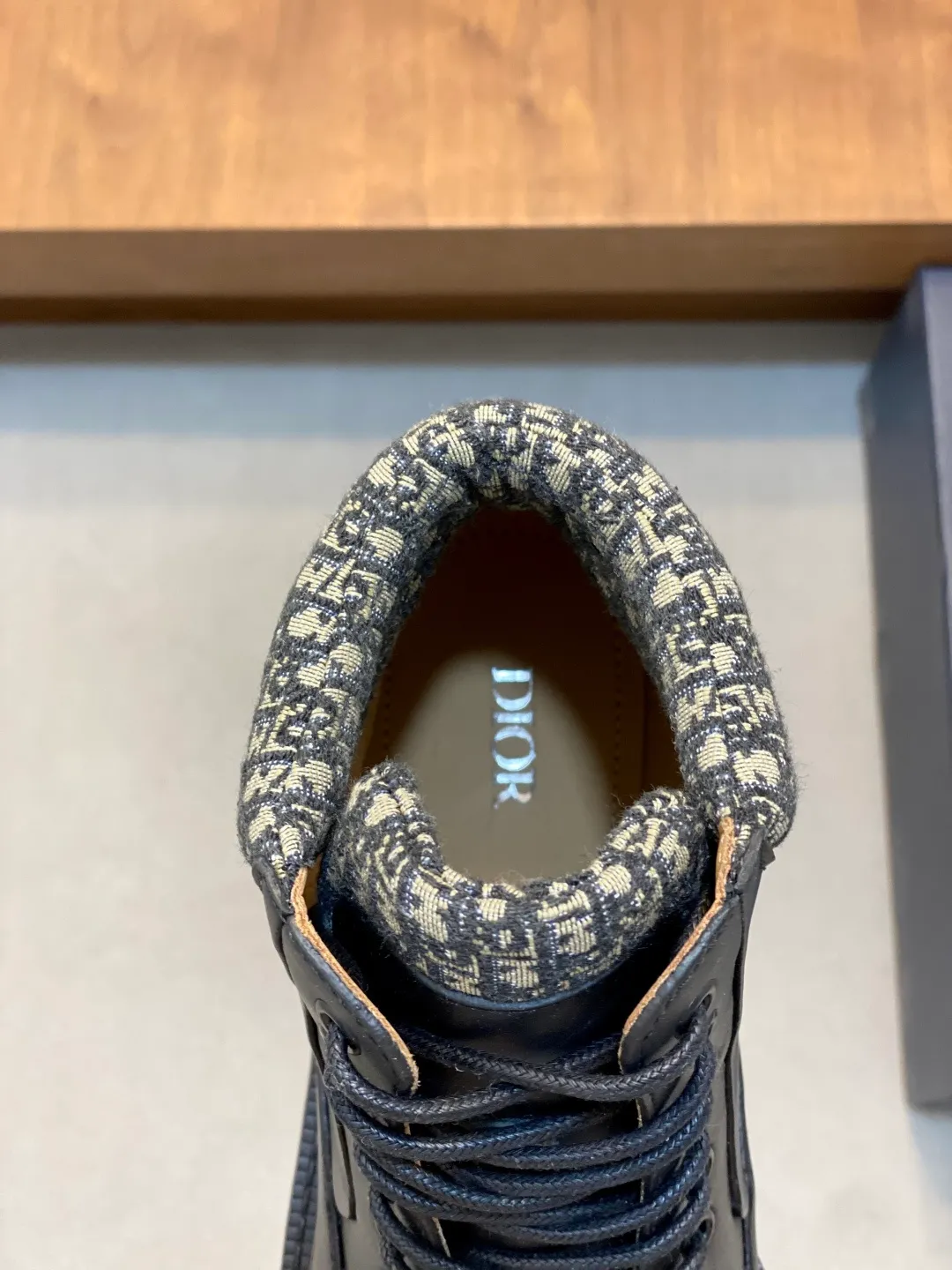[DIOR] Top P: 900💰 Size: 39-44 (38.45. Can be customized) 2025ss Dior Dio* - autumn and winter luxury men's mid-top short boots, purely handmade, both inside and outside are imported first-layer cowhide, high-end quality and exquisite craftsmanship. Original TPU combination outsole. Wear a noble gentleman's taste. The best last type has been carefully debugged. Comfortable.